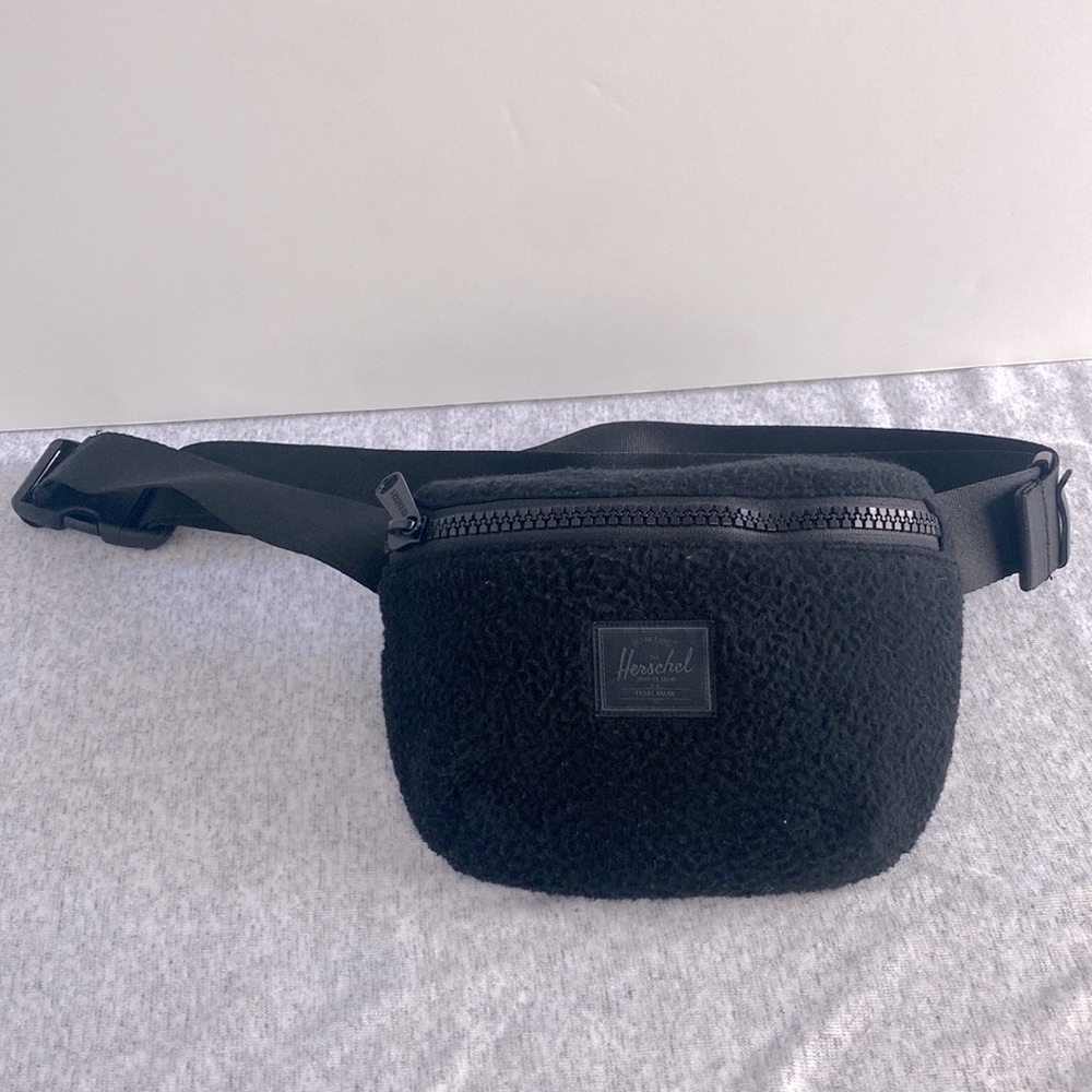 Black Sherpa zip front Herschel casual sporty Crossbody Fanny pack